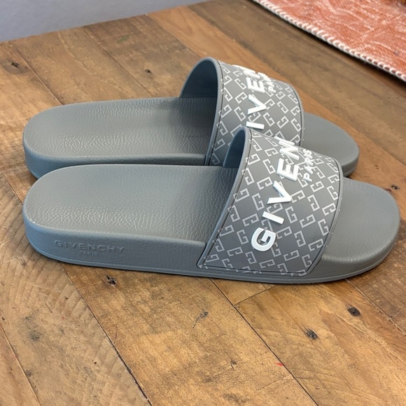 Givenchy Monogram 72 Rubber Flat Slides in grey and white. - Picture 9 of 12